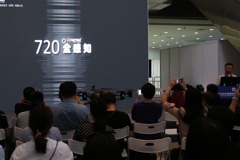 5月15日，由哈瓦国际航空技术（深圳）有限公司研制的首架720°全感知无人机哈瓦战斧H-16 Tomahawk型特种装备无人机（以下简称哈瓦战斧H-16无人机）在北京国家会议中心发布。 (3).jpg