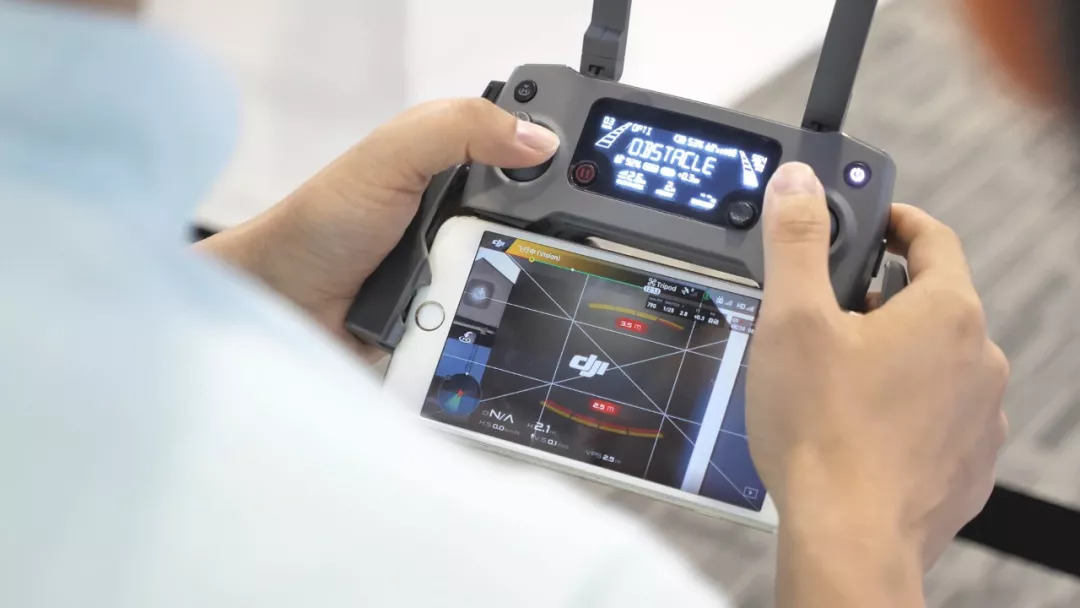 今天上午，无人机厂商大疆在北京发布了旗下最新的紧凑型无人机「御 Mavic 2」，相较于上一次 Pro 发布已经间隔两年，而且一发就是两台，分别是搭配哈苏相机的 Pro 版和装备可变焦相机的变焦版 。我的.jpeg