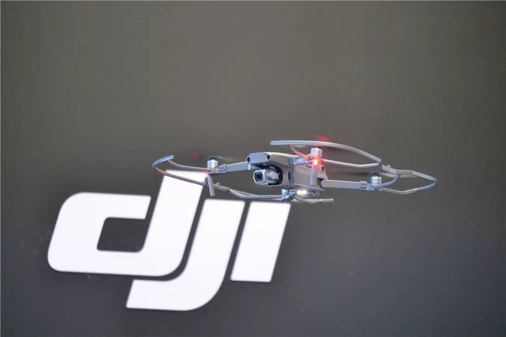 今天上午，无人机厂商大疆在北京发布了旗下最新的紧凑型无人机「御 Mavic 2」，相较于上一次 Pro 发布已经间隔两年，而且一发就是两台，分别是搭配哈苏相机的 Pro 版和装备可变焦相机的变焦版 。2.jpeg
