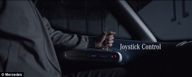 有了这辆全新的物流车后，Vision Van团队员工的一天是这样过的：包裹会被扫描、分拣并安置在由全自动机器指定好的特别货架上。所有的货架都会被安置在Vision Van中，然后被无人驾驶车运走。雇员们通过一扇自动门进入Vision Van，并用操纵杆来控制行驶路线，汽车的行驶过程中也一样安静且不会排放气体。Vision Van的马力有100，开足马力的话可以行驶168英里。.jpg