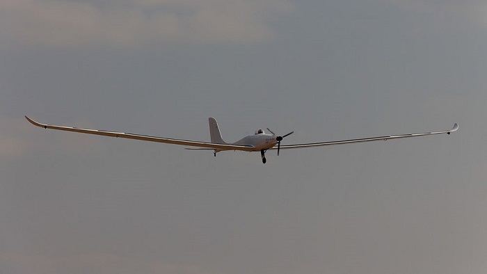 德国 Elektra 太阳能公司刚刚宣布，其 Two Solar OPS 高空长航时飞机已完成飞行测试，顺利完成了起降和飞行动作。该机可选配有人驾驶系统（OPS），验证机翼展为 24.8 米（81 英尺），机翼和尾部尽可能地铺上了 22.5 ㎡（242 平方英尺）的太阳能面板。光伏面板可为电池充电，然后带动 32kW 的电机输出。1.jpg