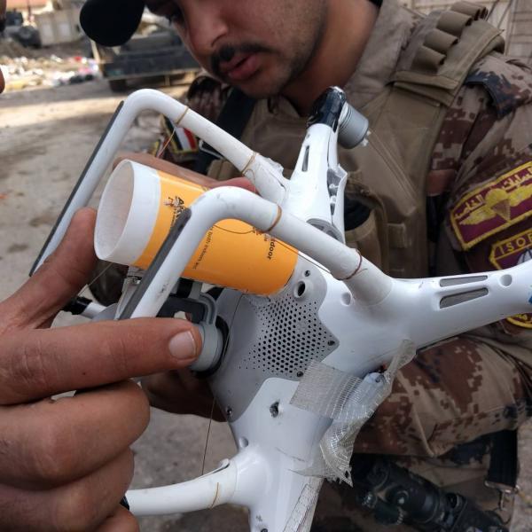 被叙利亚政府军击落的极端组织ysl国使用的大疆“精灵”无人机，与美国空军购买的“御”系列算是同一级别，附带简易投弹装置.jpg