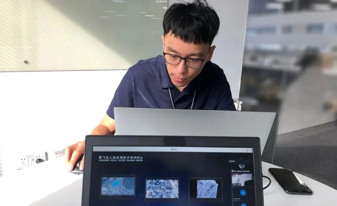 10 月 16 日，针对以上单位，大疆行业应用展开了一场关于该方案的专业培训。能源解决方案高级经理张维维，为来自广西电网 15 个单位的数十名专家及一线作业人员，详细讲解了精灵 4 RTK 的精准特性、主要功能，以及大疆智图软件的“建模”、“航线规划”、“离线规划”等功能，并在线示范了操作流程。.webp.jpg
