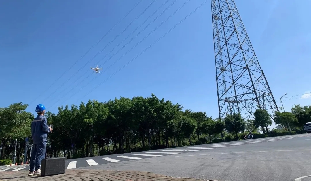 目前，广西电网各类型无人机合计保有量约 600 台，平均每个输电运维班组配备着 3-4台 大疆无人机用于线路日常巡检。广西电网近两年在智能巡检方面的目标是在已建立的线路高精度点云模型数据库基础上，使用带 RTK 的无人机实时精确三维定位大规模开展无人机自动巡检，并逐步推广应用到电压等级较低的 35 千伏输电线路。.webp.jpg