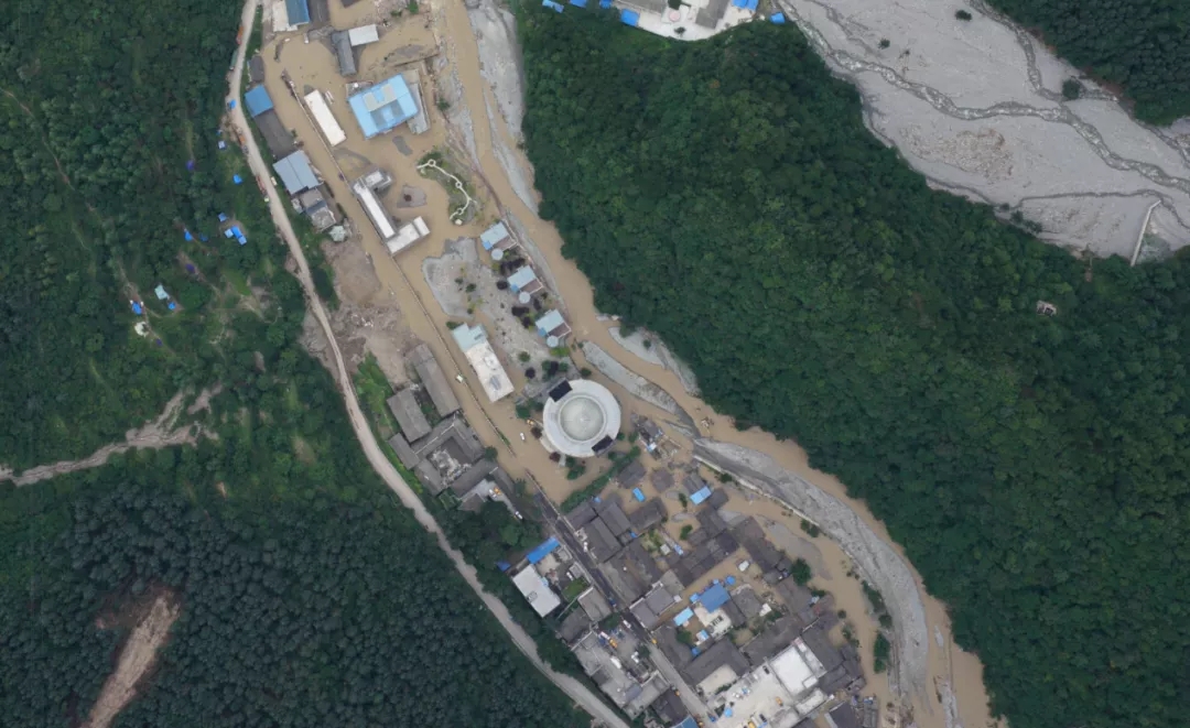 整体损毁严重，部分道路3 4面积被泥石流掩埋。.webp.jpg