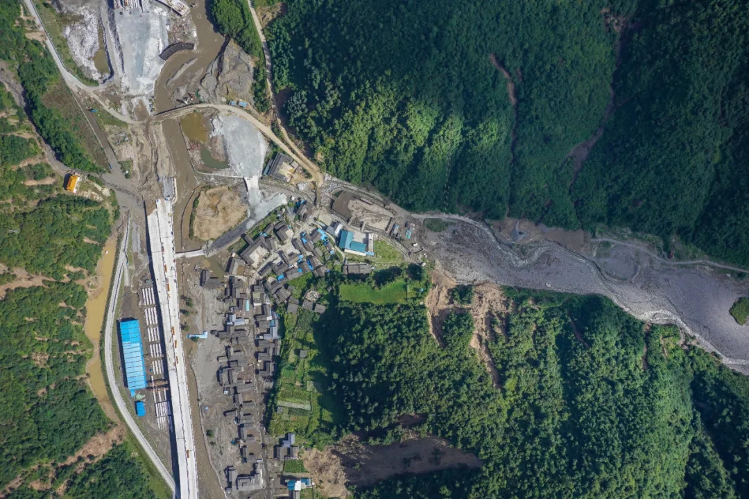 村口道路被掩埋。.webp.jpg